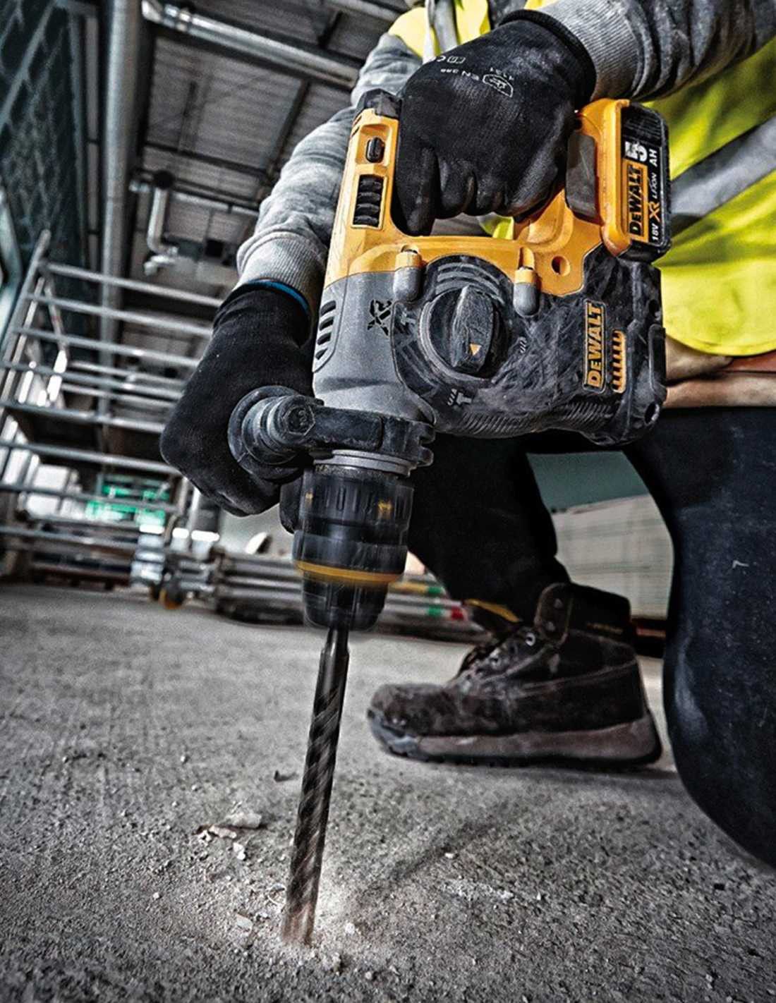 Dewalt Kit mit 4 Werkzeugen + 2bat 5Ah + Ladegerät + 2xTSTAK VI DCK496P2