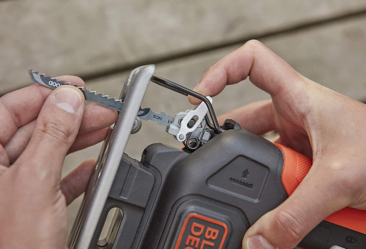 Serra tico-tico de 12V com lâmina para corte de madeira Black+Decker BDCJS12N