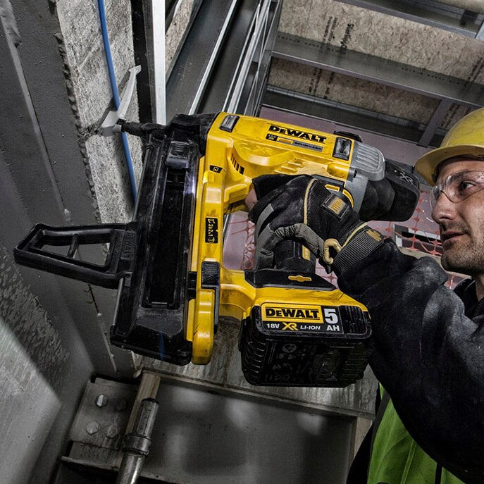 Dewalt DCN890P2 18-V-Akku-Beton- und Stahlnagler-Kombination + 5.025 20-mm-Nägel