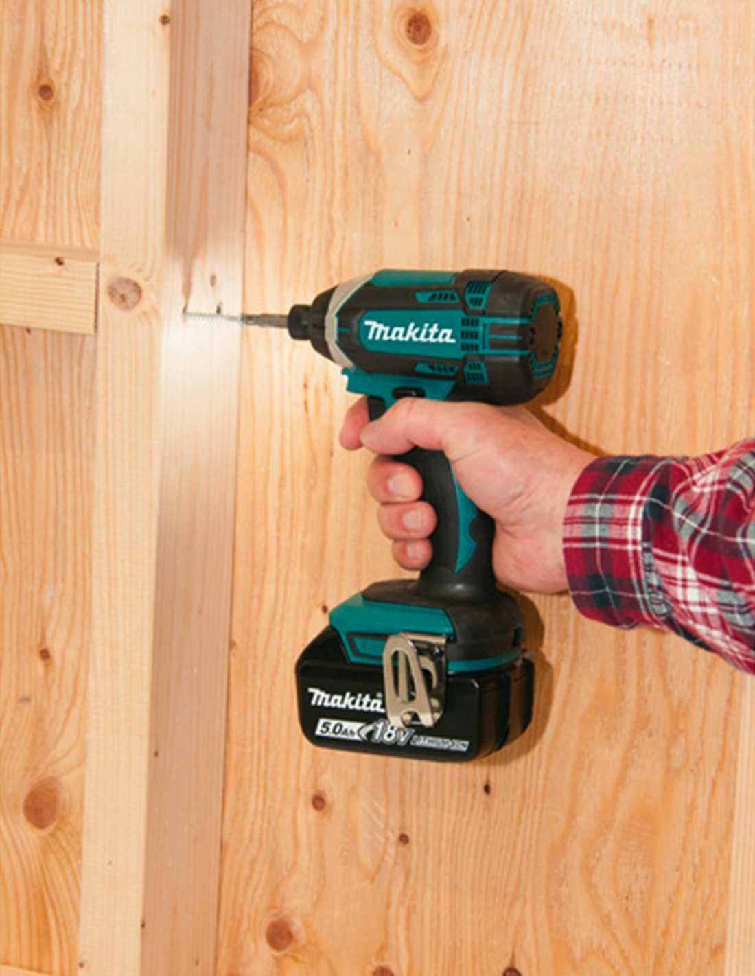 Makita-Set mit 10 Werkzeugen + 3 Schlägern + Ladegerät + 2 Taschen DLX1071BL3