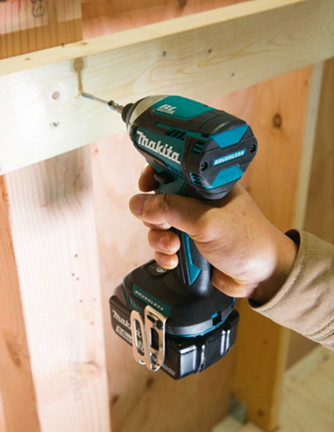 Makita-Set mit 10 Werkzeugen + 3 3-Ah-Akkus + Ladegerät + 2 Taschen DLX1080BL3