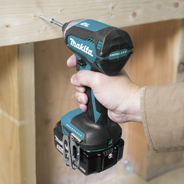 Makita Kit 4 Werkzeuge + 2bat 5Ah + Ladegerät + Tasche LXT600 DLX4481BL2