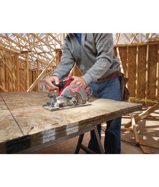 Sierra Circular para madera y plástico M18 FUEL 55mm con maletín Milwaukee M18 CCS55-0X