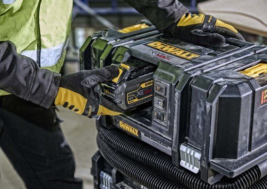 Dewalt 54V XR Flexvolt Klasse M Feststoff- und Flüssigkeitsstaubsauger + 2 6,0-Ah-Akkus und Ladegerät DCV586MT2