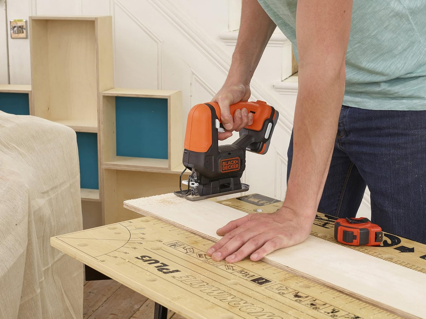 Serra tico-tico de 12V com lâmina para corte de madeira Black+Decker BDCJS12N