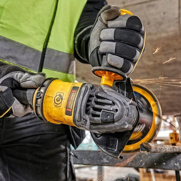 XR FLEXVOLT 54 V/18 V 125 mm bürstenloser Mini-Schleifer mit 2 6-Ah-Batterien und Dewalt DCG418T2-Gehäuse