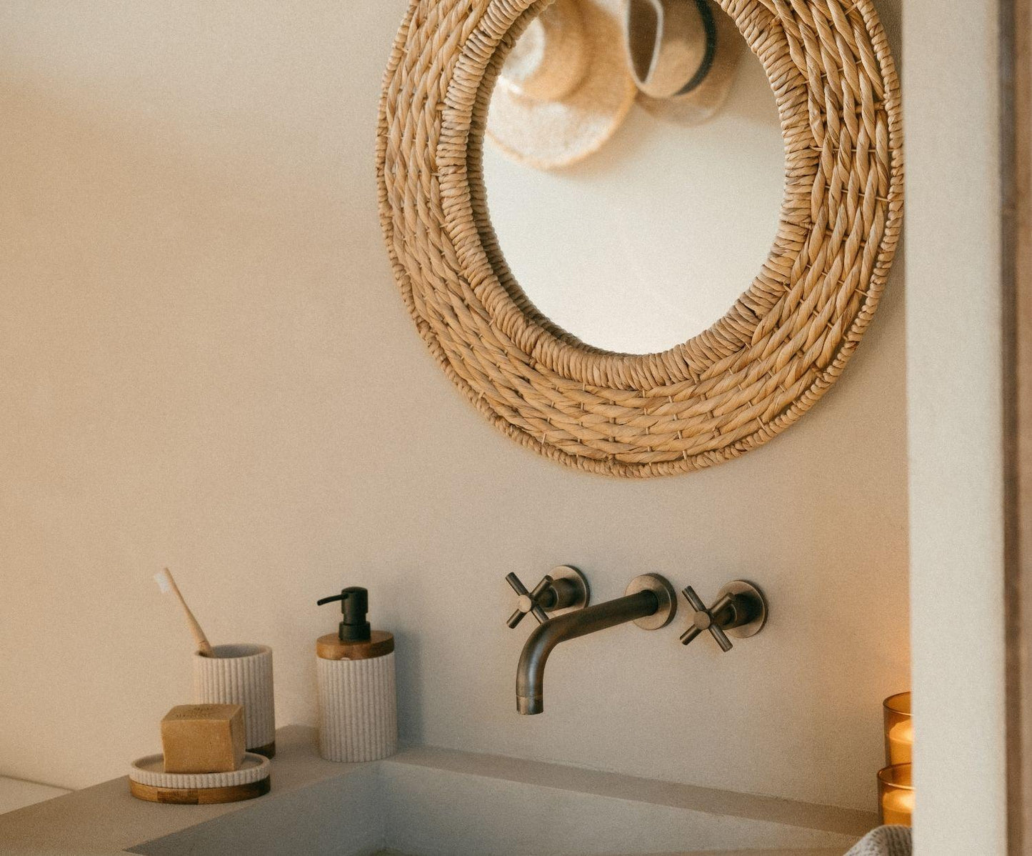 Beigefarbener Zahnbürstenhalter aus Polyresin und Akazienholz Ø8×11 cm Andrea House