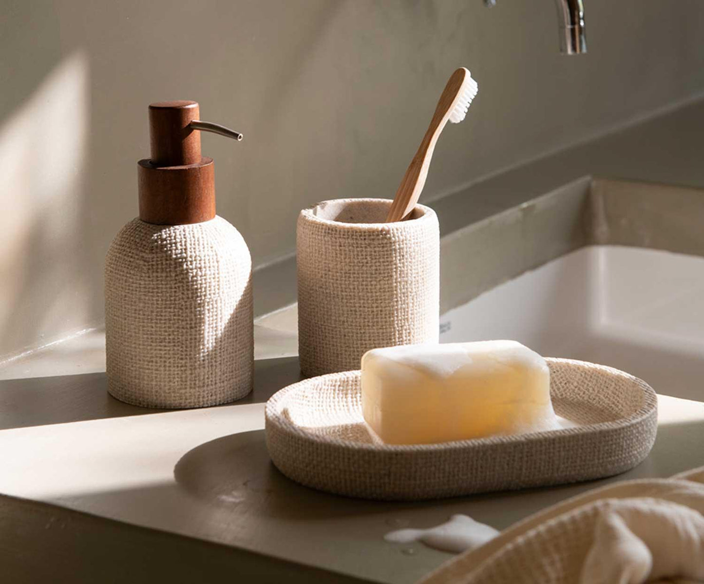 Andrea House Tablett aus strukturiertem Polyresin
