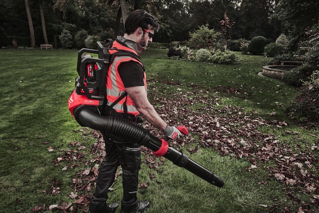 M18 Kraftstoff-Rucksackgebläse + 2bat + Milwaukee M18 Multiport-Ladegerät F2BPB-124