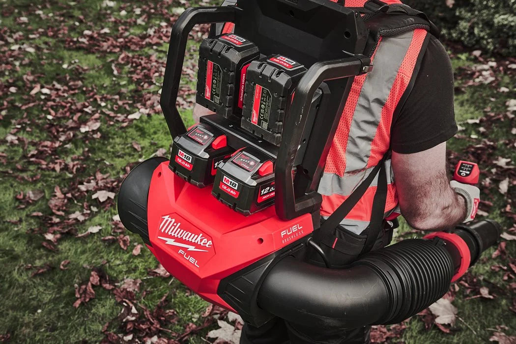 M18 Kraftstoff-Rucksackgebläse + 2bat + Milwaukee M18 Multiport-Ladegerät F2BPB-124