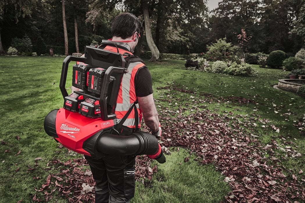 M18 Kraftstoff-Rucksackgebläse + 2bat + Milwaukee M18 Multiport-Ladegerät F2BPB-124