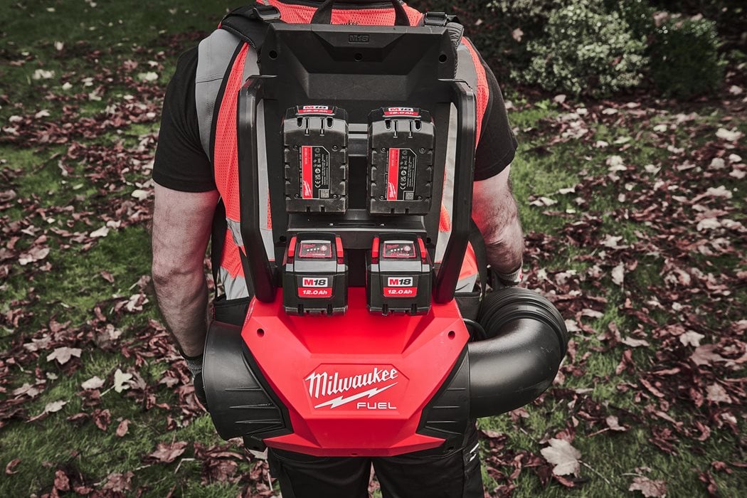 M18 Kraftstoff-Rucksackgebläse + 2bat + Milwaukee M18 Multiport-Ladegerät F2BPB-124