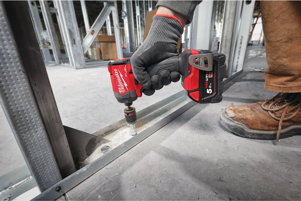 Milwaukee M18 FID3-502X Schlagschrauber M18 Fuel ¼″ Sechskant + 2 Akkus 5 Ah + Ladegerät + Koffer