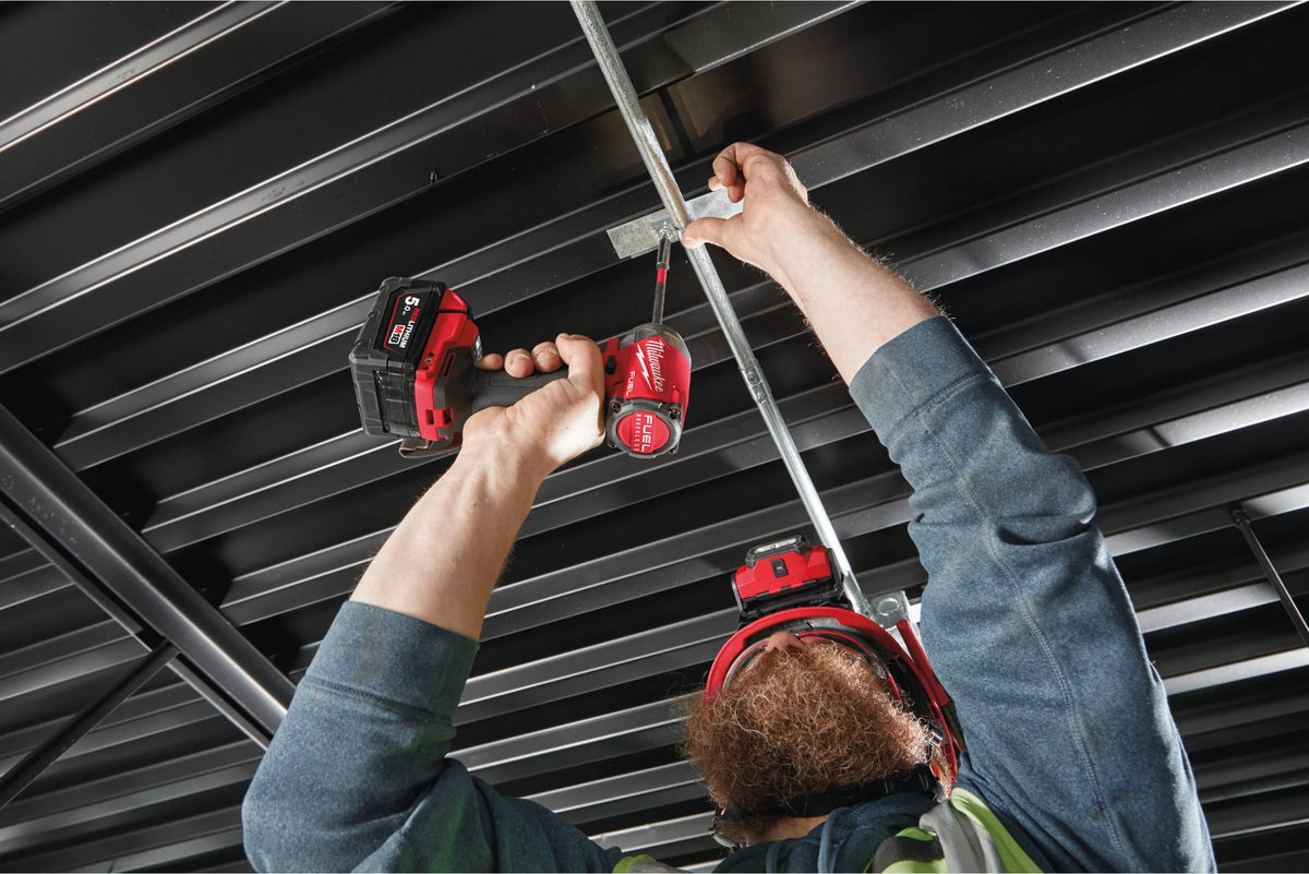 Milwaukee M18 FID3-502X Schlagschrauber M18 Fuel ¼″ Sechskant + 2 Akkus 5 Ah + Ladegerät + Koffer