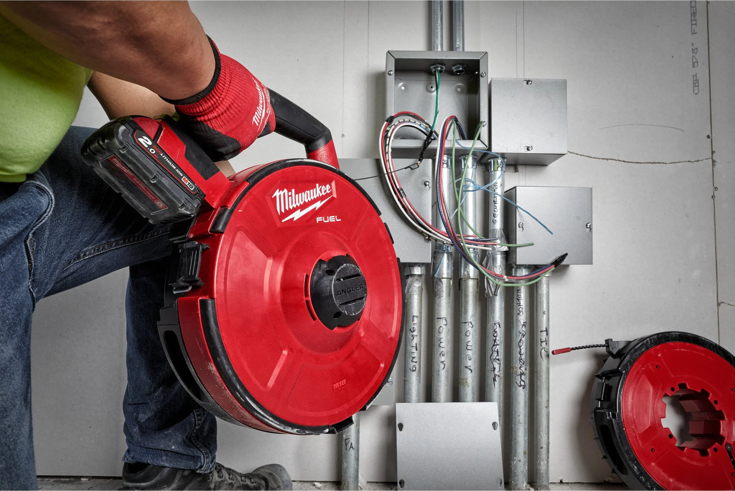 Milwaukee M18 FUEL Stahl-Einziehgerät + 2 × 2-Ah-Akkus + Ladegerät M18 FPFT-202, 36 m ST SET